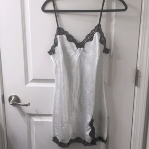 Victoria's Secret Lingerie Slip White with Black Lace Sexy 90s Y2K M 🤍 🖤 VTG✨✨